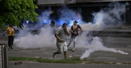 Violenti disordini a Bogotà durante le proteste contro De La Espriella