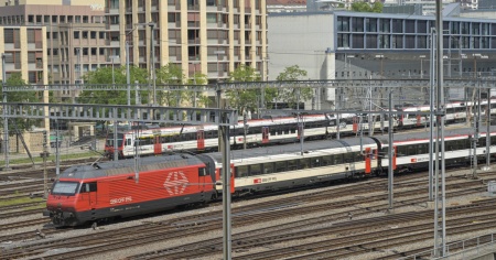 Cade sui binari con il treno in partenza: muore un 59enne