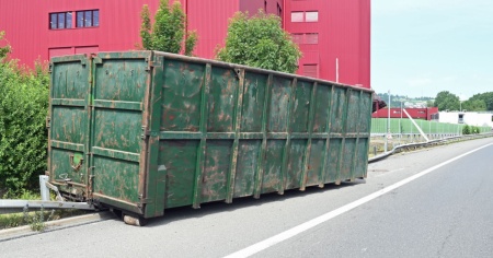 Camion perde il container sull'autostrada