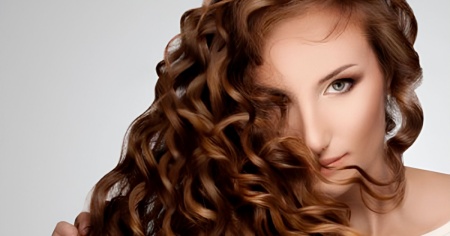 Acconciature per capelli ricci corti e lunghi