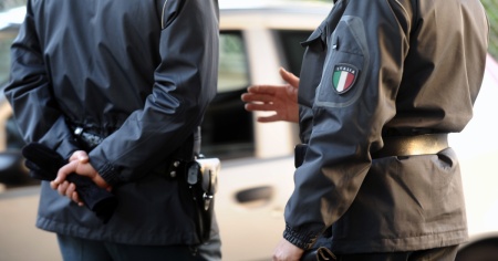 Oltre 10 chili di cocaina nel doppiofondo dell'auto: 41enne nei guai