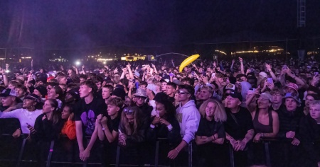 Col pannolone per arrivare in prima fila al concerto: «Ve lo confermo, dal palco si sente»