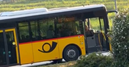 Scontro tra un'auto e un bus