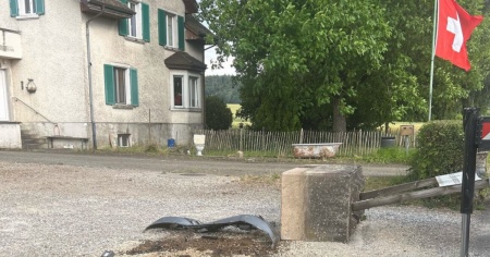 Malore al volante, donna muore contro blocco di cemento