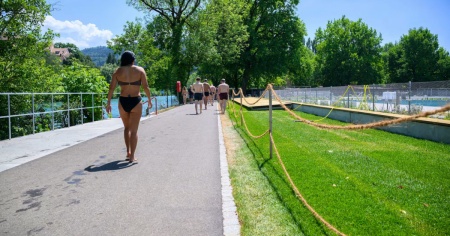 Donna trans allontanata dalla piscina: «L'hanno immobilizzata a terra e portata via»