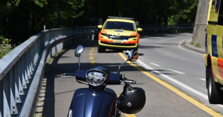 Urtano il marciapiede e cadono con lo scooter: due feriti