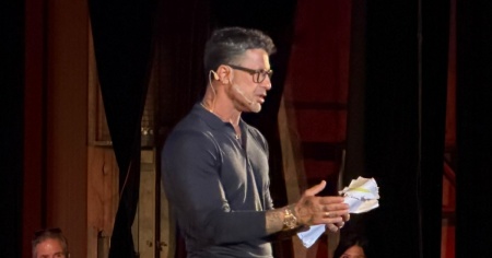 Ecco perché lo show di Fabrizio Corona è iniziato con 50 minuti di ritardo