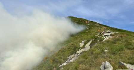 Incendio sul monte Trosa: una dozzina di militi e due elicotteri sul posto
