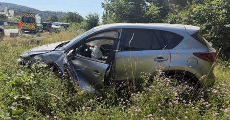 Esce di strada, si ribalta e va a sbattere contro alcuni blocchi di pietra