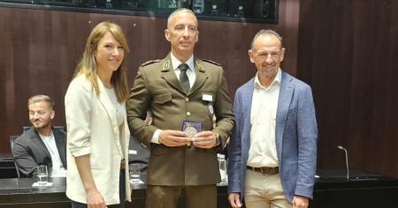 Fermò un'auto contromano sull'A2 mettendo a rischio la propria vita