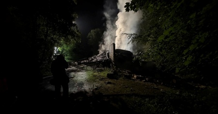Fiamme ed esplosioni in un deposito di fuochi d'artificio