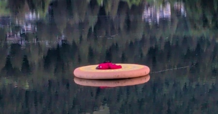 Ubriaco ruba una forma di formaggio (gonfiabile) e dorme sul lago