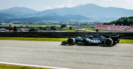 Russell davanti a Verstappen e Antonelli