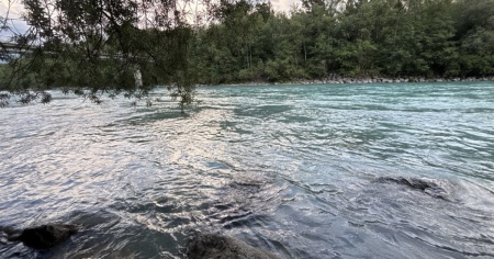 Il tuffo nel fiume si trasforma in incubo: grave un 22enne