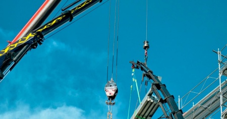 Una gru minaccia di crollare: evacuati il cantiere e una scuola