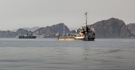 Hormuz chiuso «dopo gli attacchi israeliani in Libano». Vance non conferma