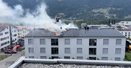Intervengono per domare le fiamme: soccorsi due pompieri