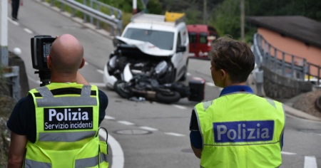 Scontro tra una moto e un furgone, centauro all'ospedale