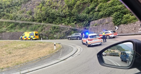 Incidente sulle curve del Monte Ceneri: motociclista a terra