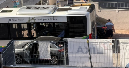 “Incontro ravvicinato” fra un bus e un Suv, e a Paradiso il traffico è servito