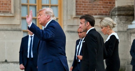 Trump ha firmato l'accordo con l'Iran a Versailles, a cena con Macron