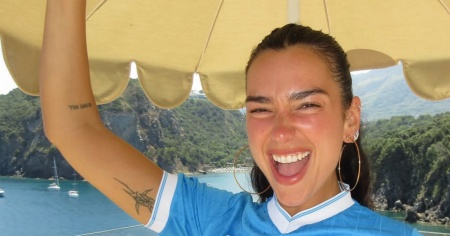 Dua Lipa a Ischia, spopola sui social con la maglia del Napoli