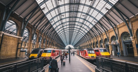 Scontro tra due treni a nord di Londra, «morto un macchinista»