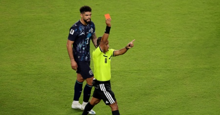 Mano davanti alla bocca, rosso diretto