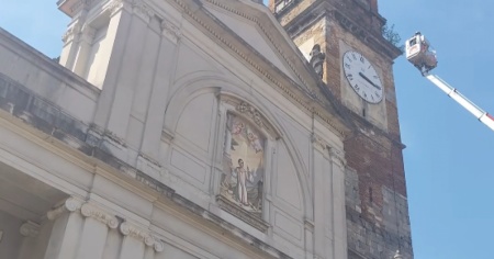 Minaccia di buttarsi dal campanile: sacerdote salvato dai pompieri