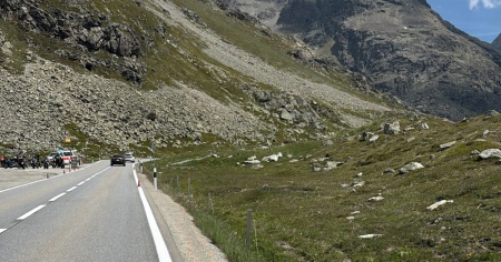 Motociclista esce di strada sul Julier