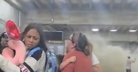 Nell'aeroporto crolla il soffitto, viene giù la tv durante i Mondiali, la gente fugge nelle strade