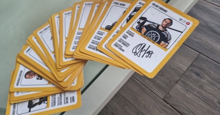 Un mazzo di carte (firmate) dell’HC Lugano spunta nel parcheggio Coop