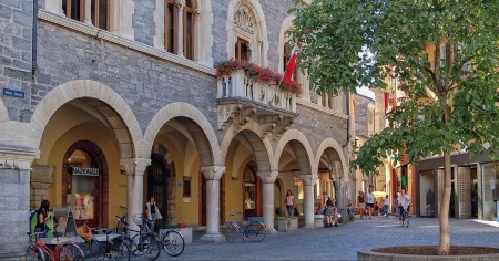 Soccorsi ostacolati da un paletto: interrogativi sulla sicurezza di via Rasarei