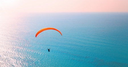 Precipita con il parapendio: morto turista svizzero