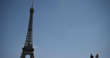 Troppo caldo a Parigi, la Tour Eiffel chiude alle 16
