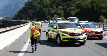 Perde il controllo del furgone e sbanda sul viadotto