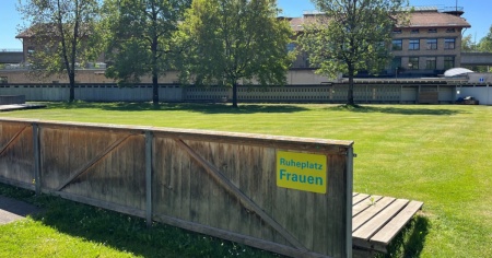 Donna trans nella zona femminile della piscina: scoppia il caos