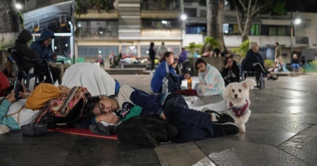 «Più di 1'000 svizzeri in Venezuela», Berna invierà soccorritori, cani e attrezzature