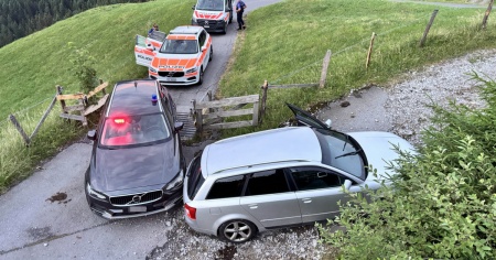 Einsiedeln, causa un incidente e poi fugge