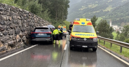 Auto fuori controllo sul Bernina: tutti feriti