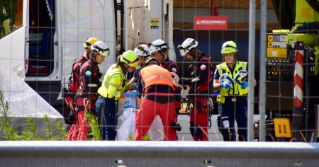 Rimane schiacciato durante le operazioni di scarico di un camion
