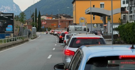 Scatta il verde ma è già subito rosso: e sul "cammino di Melide" la coda è assicurata