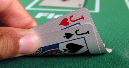 Scoperto un torneo di poker illegale: 18 persone identificate