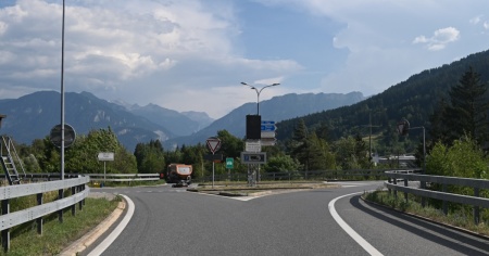 Segue la deviazione e si scontra con una moto, il centauro muore sul posto