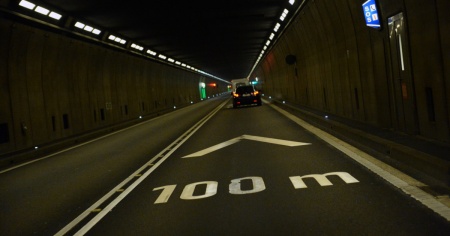 Sorpassa 29 veicoli nel tunnel del San Gottardo: motociclista denunciato