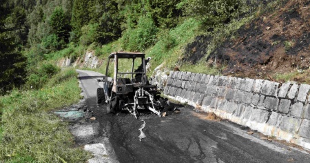 Trattore in fiamme, salvati due bovini