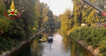 Auto finisce in un canale: tre morti e sei feriti