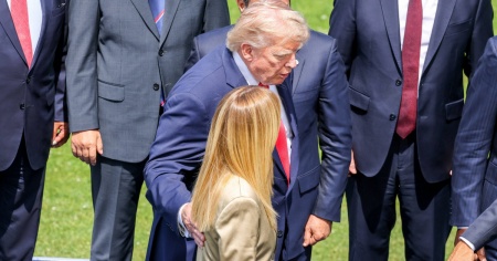 Trump, duro attacco a Meloni: «Mi ha fatto pena. Voleva per forza fare una foto»