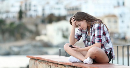 Vacanze online, allarme truffe: dalla “casa fantasma” ai deepfake, i rischi e come difendersi