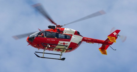Veicolo a tre ruote finisce fuori strada: due feriti gravi
